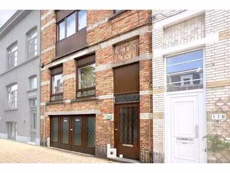 maison de 4 chambres avec jardin ensoleillé.