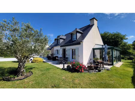 maison néobretonne très bien entretenue dans un jardin paysager sans vis-à-vis au calme