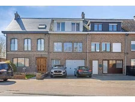 ruime bel-etage met uitzonderlijke opslagruimte  2 parkee...