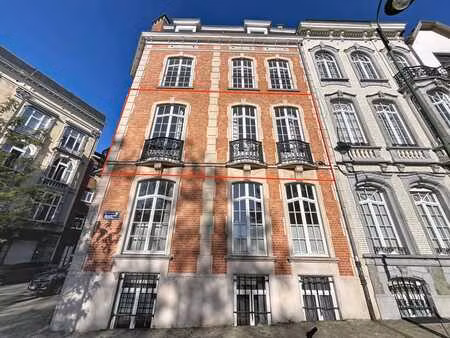 bureaux lumineux dans un hôtel de maître situation aaa
