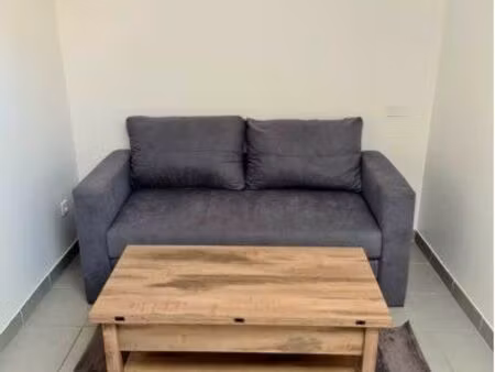t2 meublé 30 m² avec mezzanine – lumineux – centre chazay-d’azergues – 680 cc