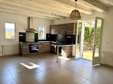 maison de plain-pied moderne dans un endroit calme