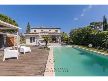 villa contemporaine avec piscine et jardin paysager au nord de montpellier