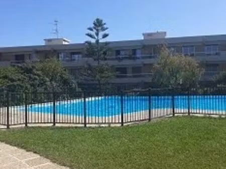 studio avec terrasse et piscine