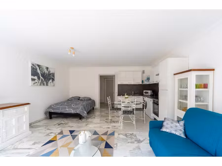 location annuelle vide spacieux studio avec terrasse à deu