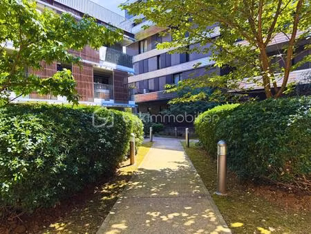appartement lumineux avec loggia au cœur de la ville