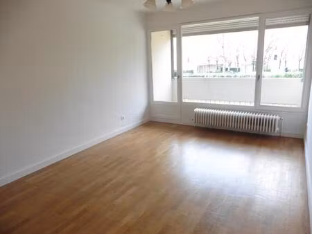 appartement t3 avec balcon situé à écully proche des bus et du centre commercial grand oue
