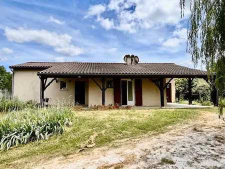 jolie maison de plain-pied avec garage et jardin autour