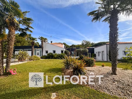 villa d'architecte avec parc boisé  logement annexe et piscine intérieure en charente-mari