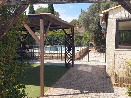 villa de plain-pied avec piscine au luc