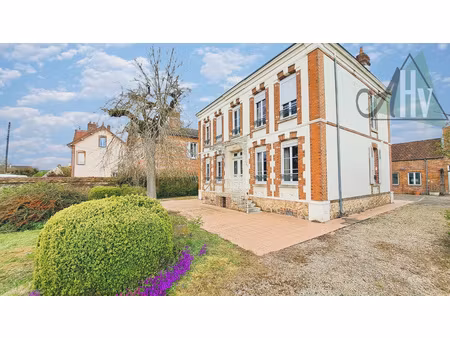 proche nogent sur seine - grande maison de 150 m2 avec 5 cha