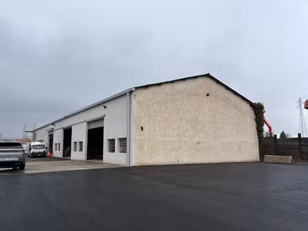 a louer - local 372m2 + terrain privatif le coteau
