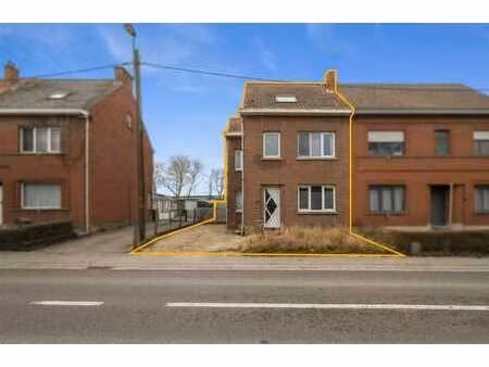 une maison mitoyenne avec un joli jardin.