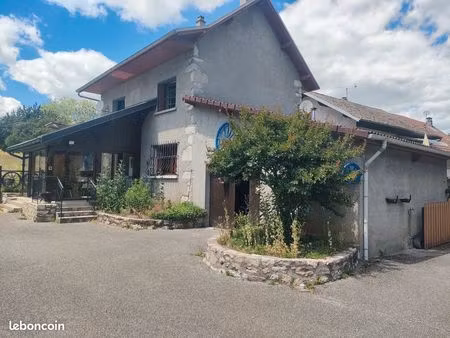 maison sur terrain de 1200 mètres carrés avec dépendance