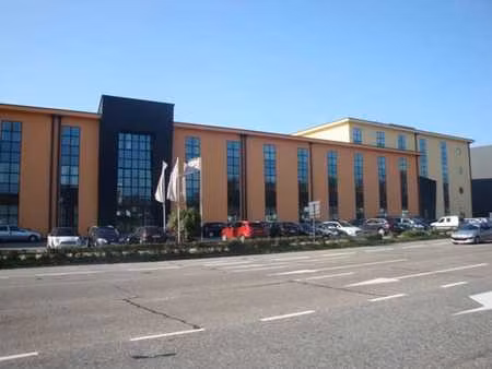 immeuble de bureaux rénové le long de la noorderlaan