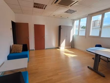 location de 2 bureaux fermés - 43m²