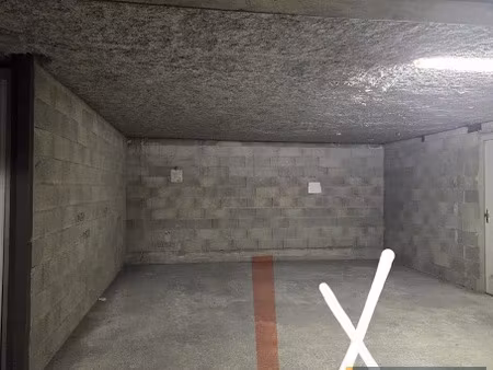 location parking 18 m² à nimes (30000)  105 €
