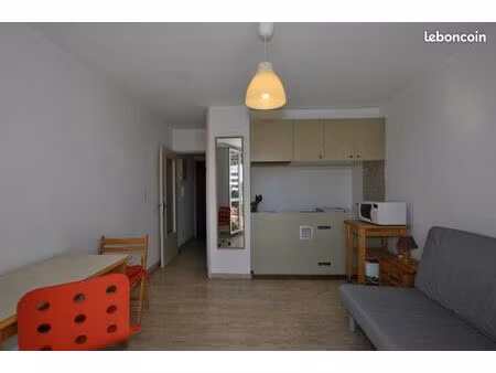 aix en provence . studio meublé 21 m2 + balcon + ascenseur et parking au sou-sol. 598 00 c