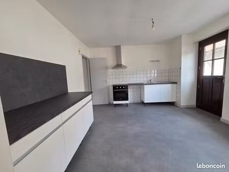 loue f3 entrée individuelle de plein pied entièrement refait avec cuisine équipée neuve