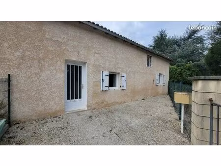 proche ruffec - maison de village offrant deux chambres avec cour