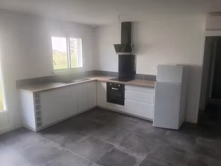 location maison 4 pièces 90 m² à naucelle (12800)  950 €