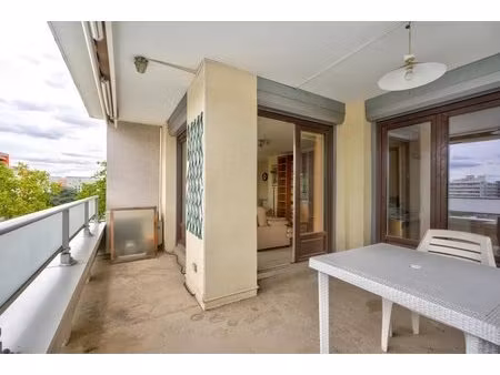 lyon 8 - t4 90 58 m² - terrasse - vue dégagée - box en sus