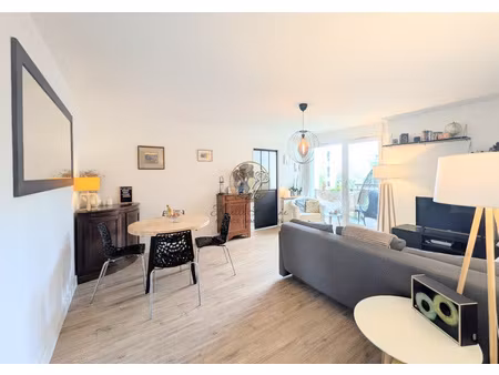 appartement lumineux avec balcon au coeur de tassin-la-demi-l