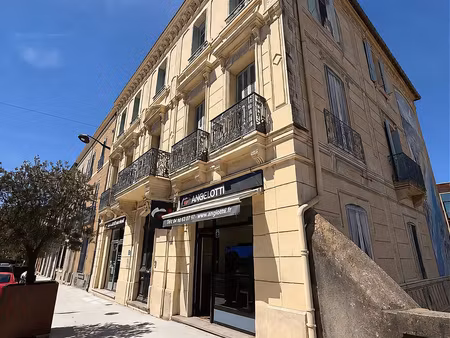murs commerciaux d'exception face à la cité de carcassonne