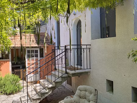 au centre ville d'arles  grande maison avec jardin  garage e