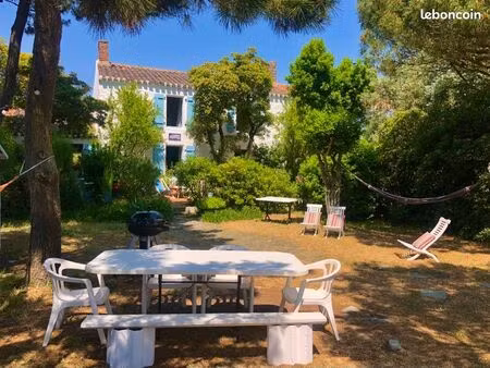 maison buccolique à lagachere sur un bras de mer