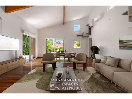 maison en bois nichée dans un écrin au calme.