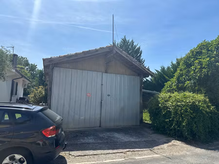 à vendre à la sauvetat-sur-lède garage dans le village avec