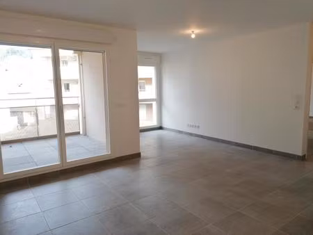 a louer - t3 bourgoin centre dans residence calme et securisee avec garage