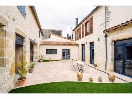 maison de ville de caractère avec cour