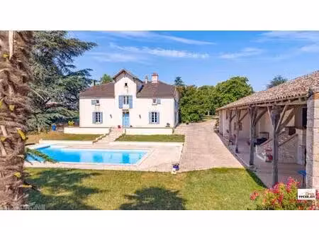 propriété avec dépendances et piscine
