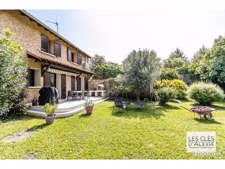 propriété 5 pièces 196 m²