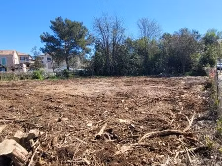 terrain 205 m² la crau
