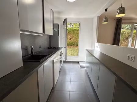à louer à longjumeau : agréable appartement f2 en rez-de-jardin