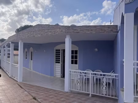 ensemble immobilier composé de deux immeubles.