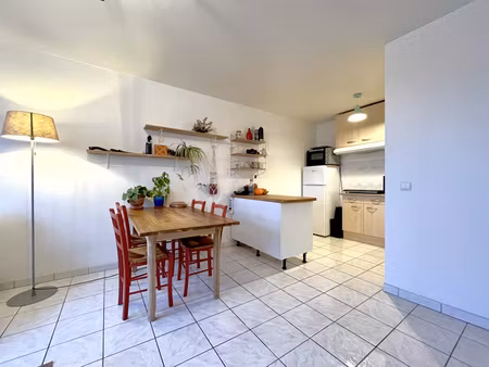 à vendre – appartement 2 pièces au cœur du sablon avec stationnement privatif