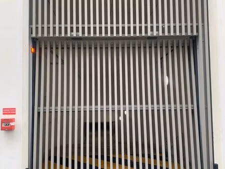 place de parking à louer - résidence neuve et sécurisée - métro