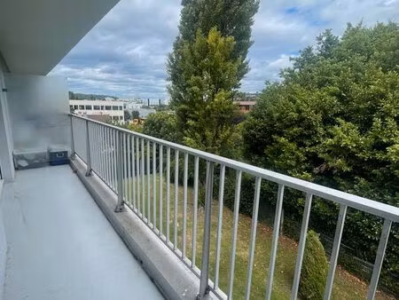 studio lumineux avec balcon — 30 m²