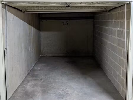 box 12m² garage fermé  parking voiture moto
