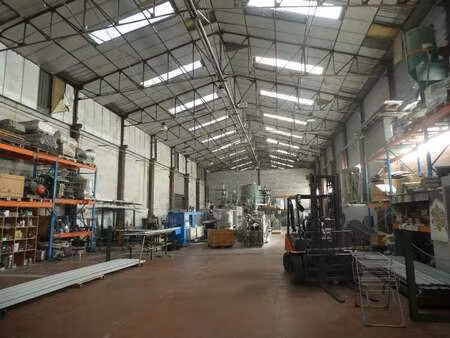 vente bureaux et commerces à la roche-sur-yon zi sud (85000) : à vendre / 4218m² la roche-