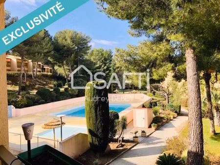 au calme en position dominante appartement avec piscine à pied des plages  courts de tenni