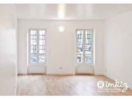 très grand studio avec mezzanine idéalement situé