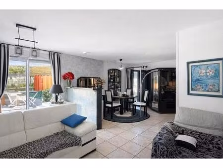 plain-pied familial  4 chambres  piscine et double garage : le calme sans compromis.