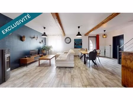 maison au centre   maison de village avec extérieur .