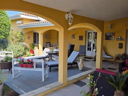 maison individuelle de plain-pied t6 de 174 m² environ sur un terrain de 1118m²  un garage