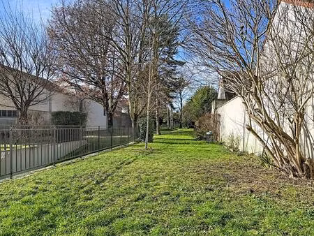 très grand studio de 40 m² avec place de parking et cave à 2 minutes du métro villejuif lo